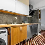 Metro Politechnika 3-bedroom شقة