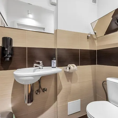 Metro Politechnika 3-bedroom 华沙