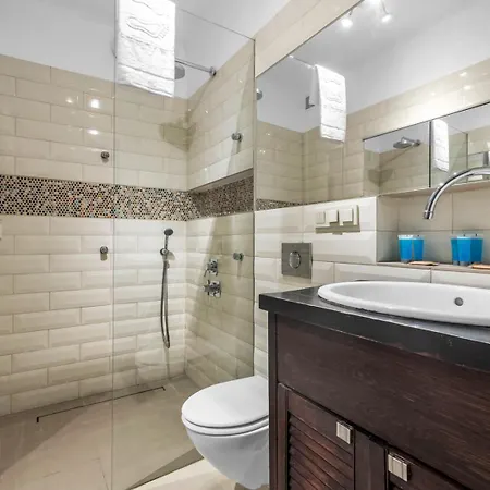 Metro Politechnika 3-bedroom 바르샤바